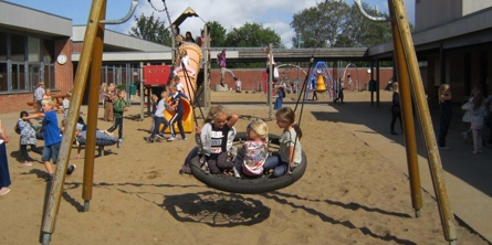 Børn på sansegynge i skolegården
