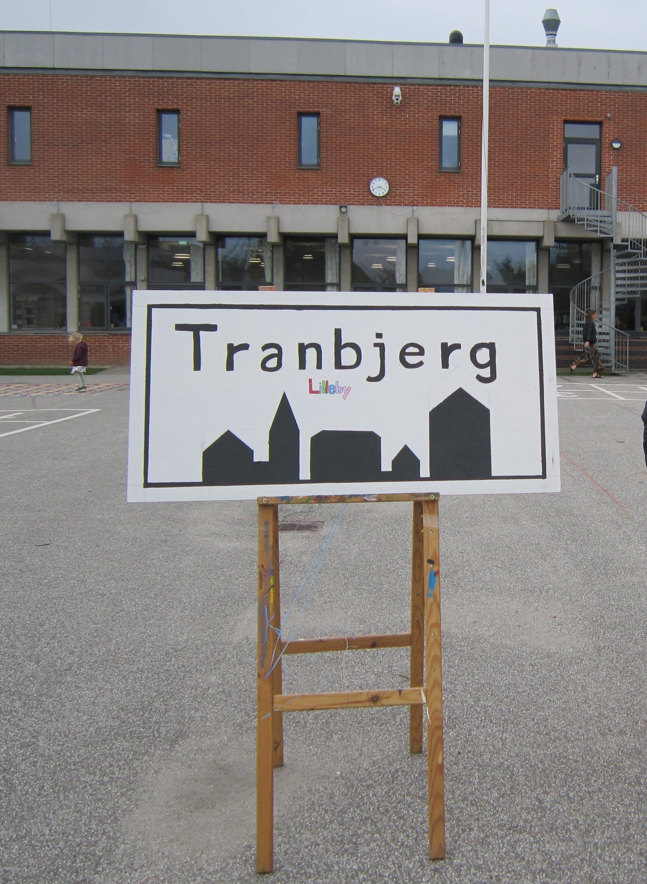 Byskilt i skolegården