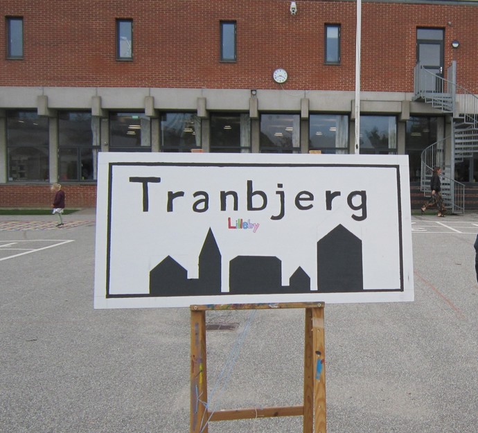 Byskilt i skolegården