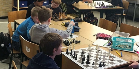 Elever spiller skak